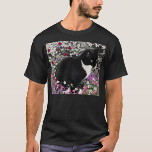 Freckles in den Blumen II - Tuxedo-Katze T-Shirt