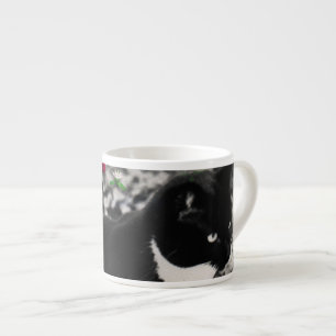 Freckles in den Blumen II - Tuxedokitty-Katze Espressotasse