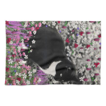 Freckles in den Blumen II - Tuxedokitty-Katze