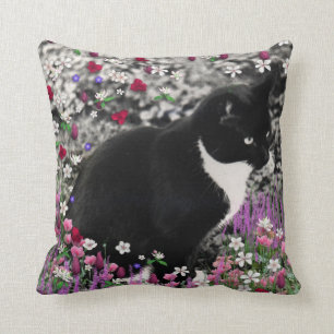 Freckles in den Blumen II - Tuxedokitty-Katze Kissen
