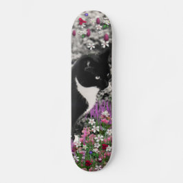 Freckles in den Blumen II - Tuxedokitty-Katze Skateboard