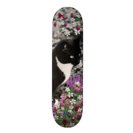 Freckles in den Blumen II - Tuxedokitty-Katze Skateboard