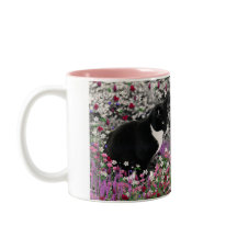 Freckles in den Blumen II - Tuxedokitty-Katze