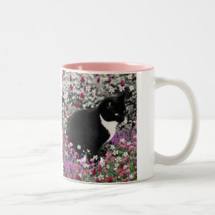 Freckles in den Blumen II - Tuxedokitty-Katze Zweifarbige Tasse