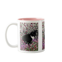 Freckles in den Blumen II - Tuxedokitty-Katze