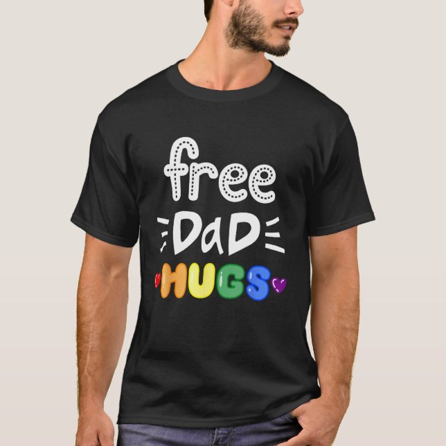 Free Dad Hugs LGBTQ Pride Rainbow Lesbian Gay Bi T T-Shirt (Vorderseite)