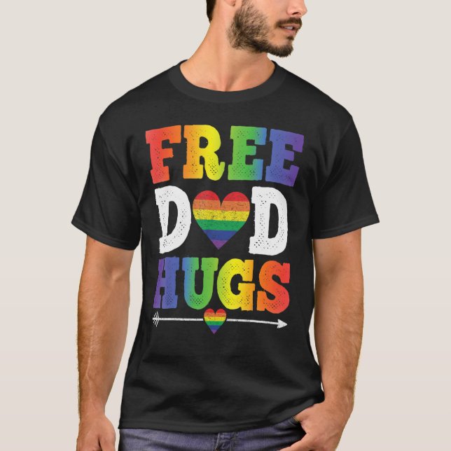 Free Dad hugs with rainbow flag for gay and lesbia T-Shirt (Vorderseite)