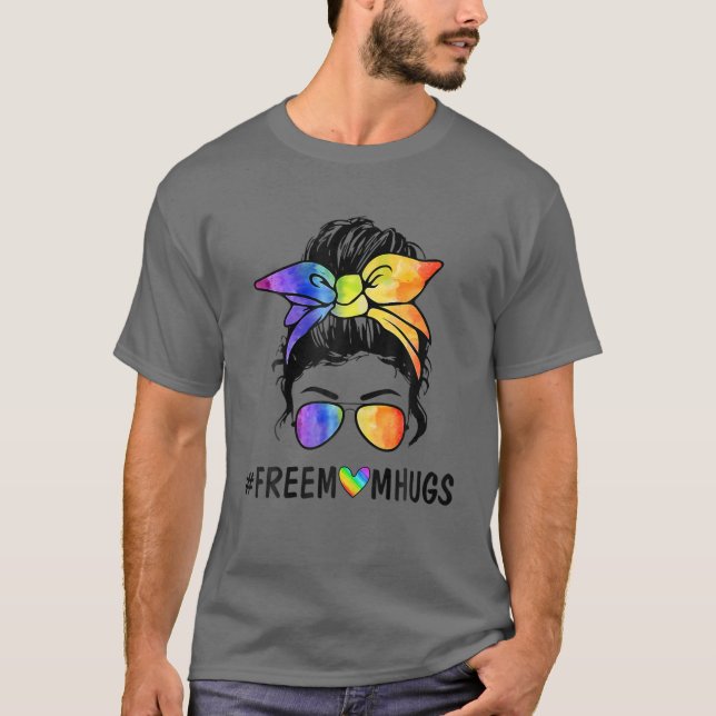 Free Mama Hugs Messy Bun LGBT Pride Rainbow T-Shirt (Vorderseite)