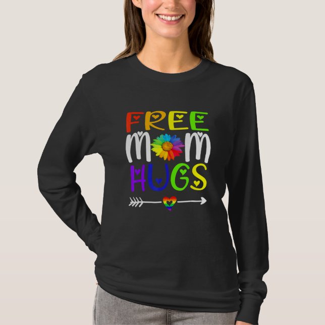 Free Mom Hugs Daisy Rainbow Heart Lgbt Pride Month T-Shirt (Vorderseite)