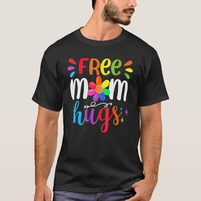 Free Mom Hugs Rainbow Heart LGBT Pride Month T-Shirt (Vorderseite)