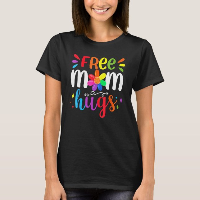 Free Mom Hugs Rainbow Heart LGBT Pride Month T-Shirt (Vorderseite)