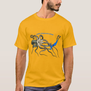 Freediving-Taucher, der über einen riesigen Oktopu T-Shirt