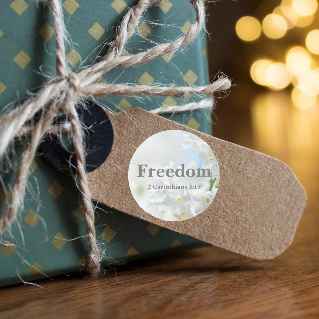 Freedom Bible Verse mit eleganten weißen Blume Runder Aufkleber (Von Creator hochgeladen)