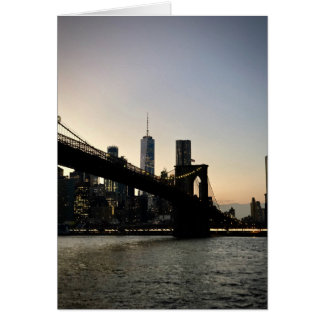 Freedom Tower und Brooklyn Bridge in Dusk