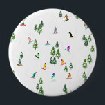 Freeride Snowboarder Snowboarden Illustration Button<br><div class="desc">Coole skurrile Illustrationskunst von bunten Snowboardern,  Snowboarden in Bergen zwischen Kiefer,  Fichten,  Tannen auf frischem Schneemulver. Snowboard und Weihnachtssport in einem Winterwald. Snowboarder Geschenke. Weihnachtsdekor zum Snowboarden.</div>
