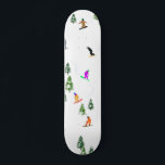 Freeride Snowboarder Snowboarden Illustration Skateboard<br><div class="desc">Coole skurrile Illustrationskunst von bunten Snowboardern,  Snowboarden in Bergen zwischen Kiefer,  Fichten,  Tannen auf frischem Schneemulver. Snowboard und Weihnachtssport in einem Winterwald. Snowboarder Geschenke. Weihnachtsdekor zum Snowboarden.</div>
