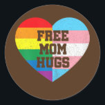Freie Mama Hugs Gay Pride Transgender-Regenbogenfl Runder Aufkleber<br><div class="desc">Kostenlose Mama Hugs Gay Pride Transgender Rainbow Flag Geschenk. Perfektes Geschenk für Ihren Vater,  Mama,  Papa,  Männer,  Frauen,  Freunde und Familienmitglieder am Erntedank Tag,  Weihnachten,  Muttertag,  Vatertag,  4. Juli,  1776 Unabhängiger Tag,  Veteranen Tag,  Halloween,  Patrick's Day</div>