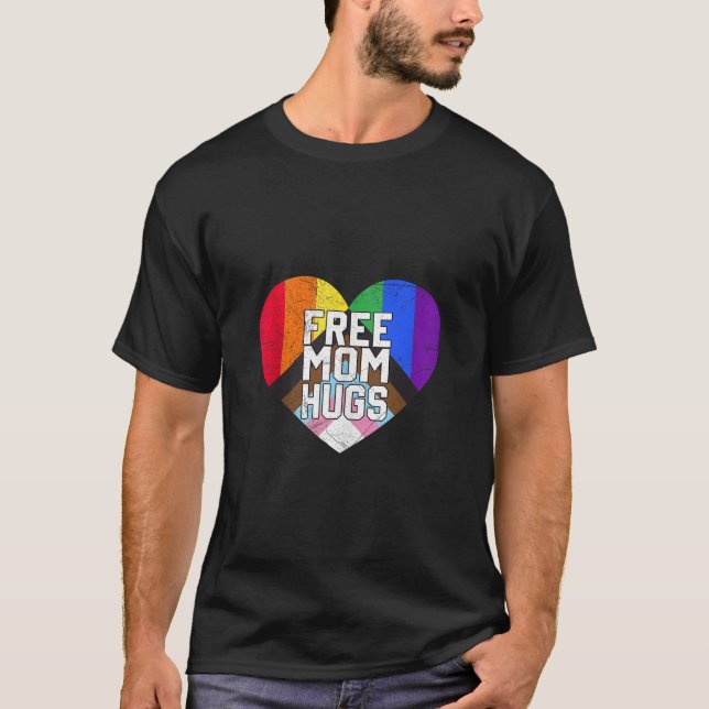 Freie Mama hugs mit Regenbogen und Transgender-Fah T-Shirt (Vorderseite)