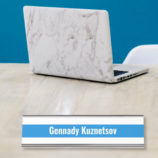 Freie Russland Flaggenfarben - lateinische Buchsta Schreibtischnamensplakette (Free Russia Flag colors - Latin Lettering - Desk Name Plate by The Social Observatory Shop)