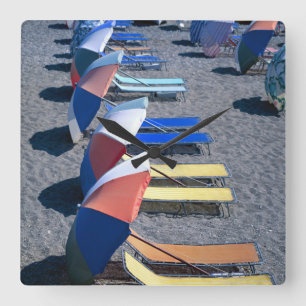 Freie Stühle auf Strand Quadratische Wanduhr