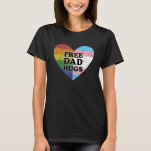 Freier Vater umarmt mit Regenbogen und Transgender T-Shirt