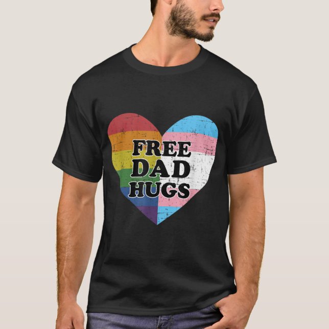 Freier Vater umarmt mit Regenbogen und Transgender T-Shirt (Vorderseite)