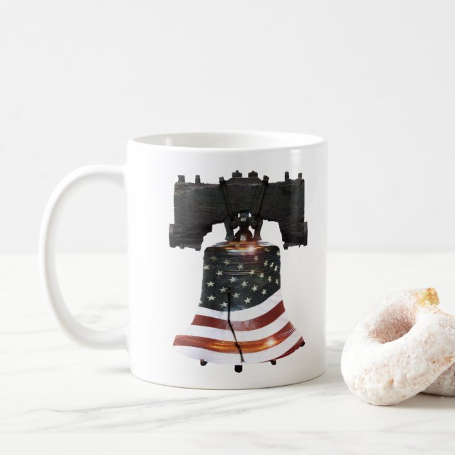 Freiheitsglocke mit amerikanischer Flagge Kaffeetasse (Mit Donut)