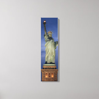 Freiheitsstatue auf einer vertikalen nächtlichen L Leinwanddruck