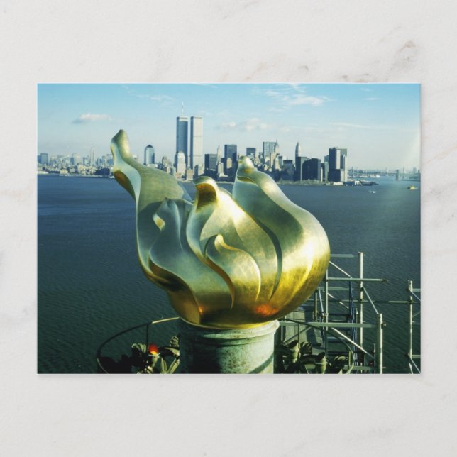 Freiheitsstatue Flame und Skyline von Manhattan Postkarte (Vorderseite)