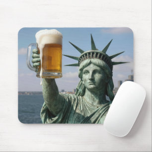 Freiheitsstatue hält Bierkrug hoch Mousepad
