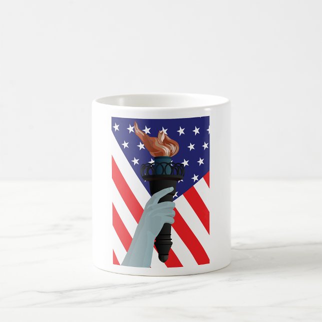 Freiheitsstatue mit amerikanischer Flagge Kaffeetasse (Von Creator hochgeladen)