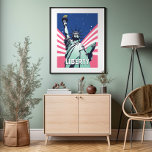 Freiheitsstatue New York Vibrant Pop Art Poster<br><div class="desc">Genießen Sie den Geist der Freiheit und des Patriotismus mit unserem lebendigen Poster der Freiheit, das mit der Freiheitsstatue und der amerikanischen Flagge und Sternen geschmückt ist. Im Stil von dunkelrosa und blau, vereint dieses Kunstwerk das Wesen der Freiheit und Individualität. Mit seiner lebendigen Kunstästhetik, den Yankeecore-Bildern und der Faszination...</div>