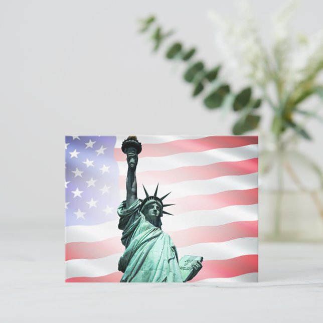 Freiheitsstatue und amerikanische Flagge Postkarte (Stehend Vorderseite)