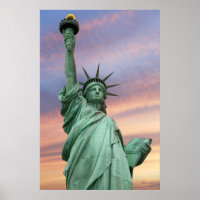 Freiheitsstatue unter einem lebhaften Himmel