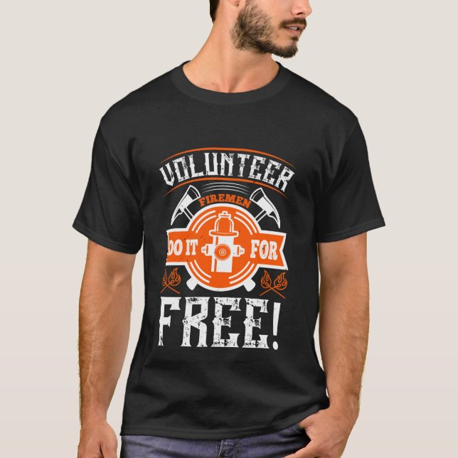 Freiwillige Feuerwehrleute machen es kostenlos! T-Shirt (Vorderseite)