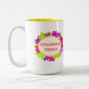 Fremder denkt Zitat im Stil von 80er-Jahre-TV-Seri Zweifarbige Tasse