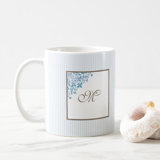 French Blue Strip Lilie Script Monogram Co Kaffeetasse (Mit Donut)