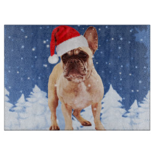 French Bulldog in Snow Christmas w Weihnachtsmannm Schneidebrett