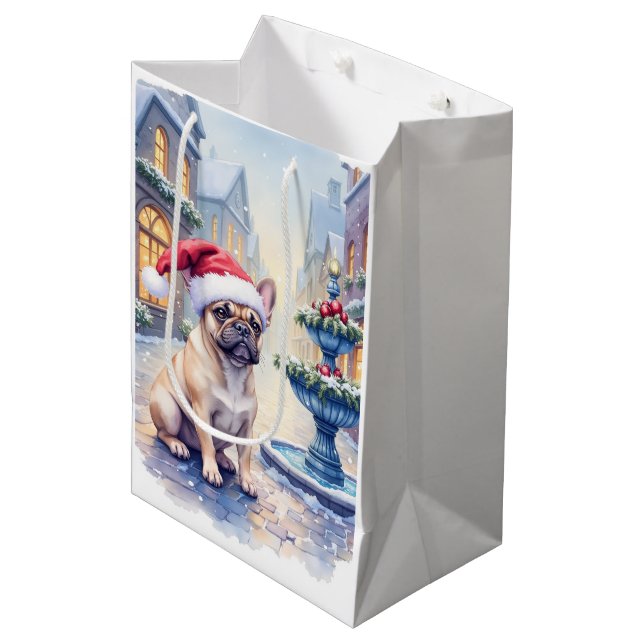 French Bulldog Snowy Town Fountain Santa Christmas Mittlere Geschenktüte (Vorderseite Schrägansicht)