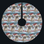 French Bulldog Winter Wonderland Christmas Joy Polyester Weihnachtsbaumdecke<br><div class="desc">Dieses festliche Design spiegelt den fröhlichen Geist der Urlaubssaison wider und besticht durch ein hübsches Jungtier mit einer Weihnachtsmannmütze. Der Hund ist eingebettet in ein winterliches Wunderland, mit einem Schneemann, einem dekorierten Weihnachtsbaum und wunderschön verpackten Geschenken. Schneeflocken fallen sanft ab und geben der Szene eine magische Touch, während die lebhaften...</div>