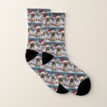 French Bulldog Winter Wonderland Christmas Joy Socken<br><div class="desc">Dieses festliche Design spiegelt den fröhlichen Geist der Urlaubssaison wider und besticht durch ein hübsches Jungtier mit einer Weihnachtsmannmütze. Der Hund ist eingebettet in ein winterliches Wunderland, mit einem Schneemann, einem dekorierten Weihnachtsbaum und wunderschön verpackten Geschenken. Schneeflocken fallen sanft ab und geben der Szene eine magische Touch, während die lebhaften...</div>