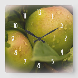Fresh Green Apples with a Misty Border Quadratische Wanduhr