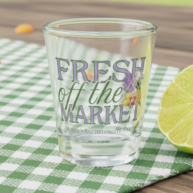 Fresh Off Market - Personalisiert Modernes Bridal Schnapsglas (Celebrate your newly-engaged status in style with this elegant “Fresh Off the Market” design!)