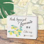 Fresh Squeeeeeeze Lemonade Rustic Holzkisten Schild<br><div class="desc">Dieses einfache rustikale Holzkastenschild ist perfekt für die Dekoration Ihrer Küche. Es hat die Illustration von Aquarellfarben bemalten Zitronen und es lautet: "Fresh gepresst Limonade ... ... © ArianeC Illustrations-Alle Rechte vorbehalten</div>