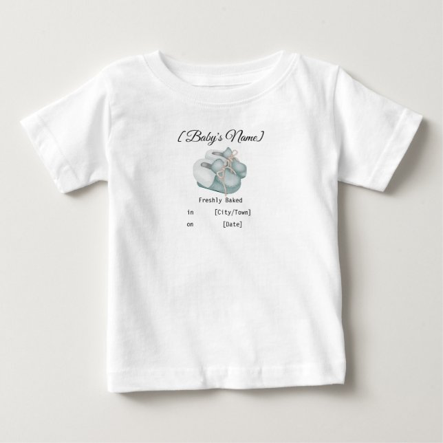 Freshly gebacken in [Stadt] am [Datum] - Baby Boy T-shirt (Vorderseite)