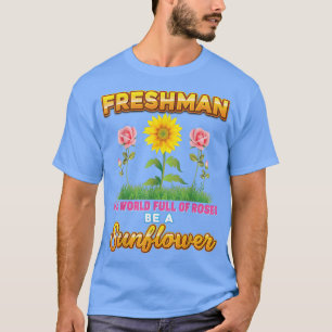 Freshman in einer Welt voller Rose ist eine Sonnen T-Shirt