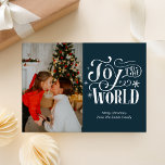 Freude am World Blue Calligraphy Foto Modern Feiertagskarte<br><div class="desc">Freuen Sie sich auf die World Blue Red Gold Calligraphy Foto Modern Holiday Card. Senden Sie Ihren personalisierten und individuell gestaltbaren Urlaub an Freunde,  Kollegen und Familie in schlichten,  eleganten und modernen Foto Design festliche,  natürliche minimalistische Stilkarten! Unter der Kalligrafie finden Sie Ihre persönliche Grußbotschaft in der modernen Typografie.</div>
