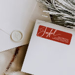 Freude | Elegante Script Christmas Red<br><div class="desc">Diese eleganten Weihnachtsferien-Rücksendeadressen-Aufkleber sagen "Joyful" in der modernen weißen Skriptkalligraphie auf einem klassischen festlichen roten Hintergrund.</div>