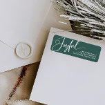 Freude | Elegantes Script Christmas Green<br><div class="desc">Diese eleganten Weihnachtsferien-Rücksendeadressen-Aufkleber sagen "Joyful" in der modernen weißen Skriptkalligraphie auf einem klassischen festlichen grünen Hintergrund.</div>