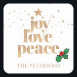 Freude, Liebe, Frieden | Modern Simple Christmas Quadratischer Aufkleber<br><div class="desc">Moderne Weihnachtsaufkleber mit einer Größe von 3, 5 Zoll,  mit einem schlichten,  aber stilvollen Design mit den Worten "Freude,  Liebe,  Ruhe" im vergoldeten Schriftart. Personalisiert mit deinem Namen. Bequeme Online-Editor einfach zu bedienen.</div>